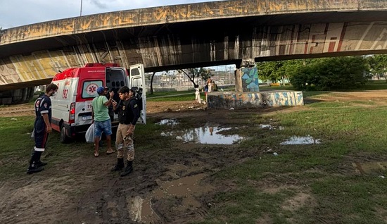 Motociclista fica ferido ao bater em mureta e cair da ponte Aracaju/Barra