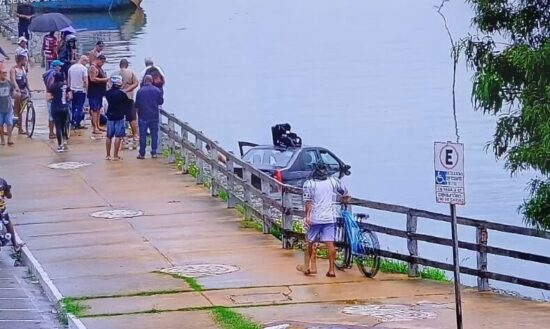 Carro cai no Rio Sergipe após motorista passar mal em Aracaju