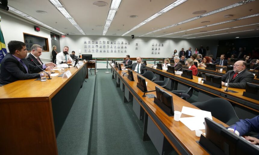 Conselho de Ética adia análise de representação contra três deputados por ocupação da mesa da Câmara