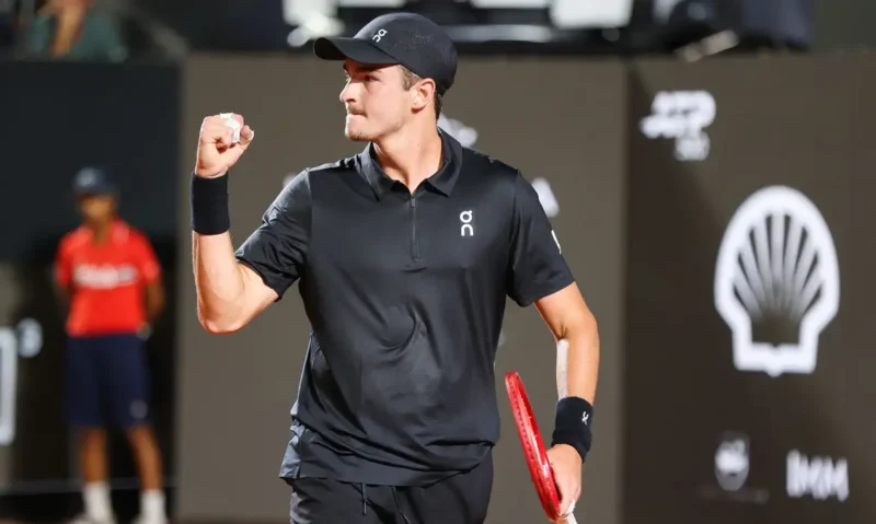 joao fonseca vence thiago monteiro em duelo brasileiro pelo rio open