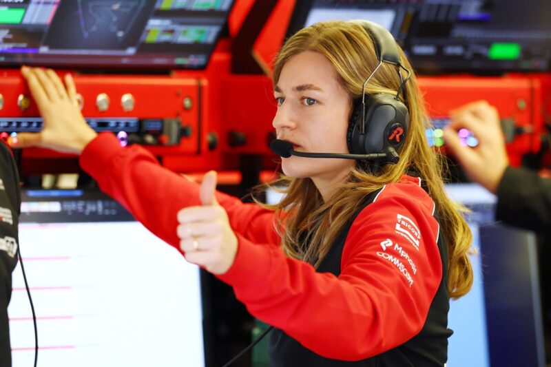 laura mueller haas f1 race ing