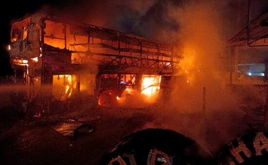 Ônibus interestadual é consumido por incêndio na BR-101, em Nossa Senhora do Socorro