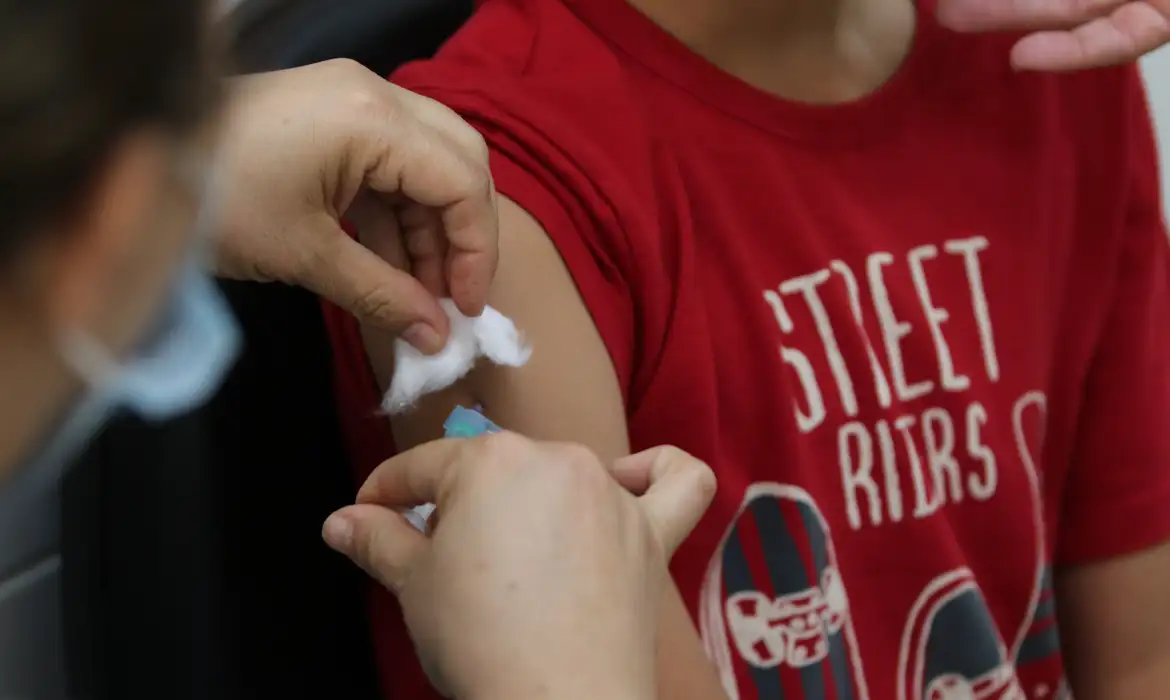 Semana de Vacinação nas Escolas busca imunizar 27 milhões de estudantes até dia 30