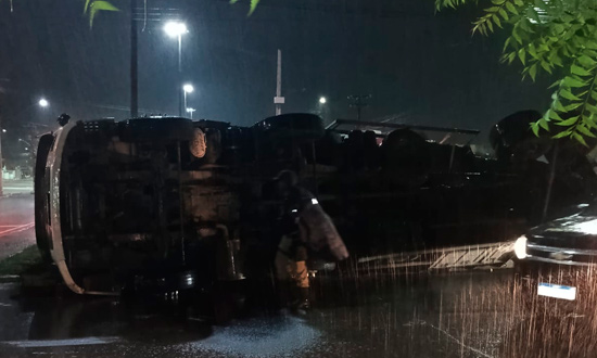 Caminhao tomba em rotula e mobiliza resgate em Nossa Senhora do Socorro FOTO cbmse