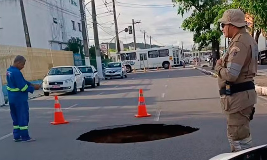 Cratera interdita trecho da avenida Antonio Cabral em Aracaju foto SMTT