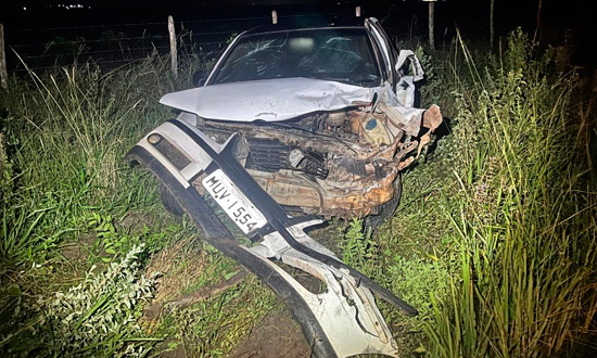 Mulher fica ferida apos colisao entre carro e caminhao em Tomar do Geru foto bprv