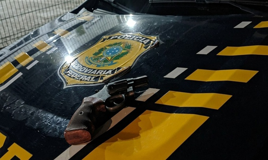 PRF detem condutor alcoolizado e com arma de fogo em Socorro foto prf
