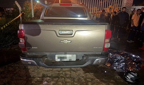 Colisão entre motocicleta e caminhonete mata um homem e deixa passageira ferida em Glória