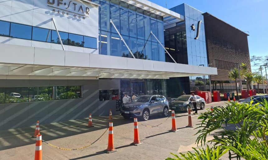 Bolsonaro é internado em Brasília para cirurgia no ombro