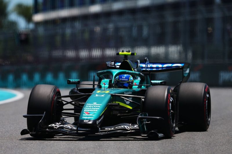 fernando alonso aston martin r