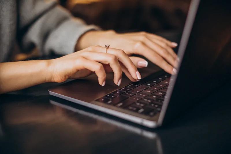 maos femininas digitando no teclado computador