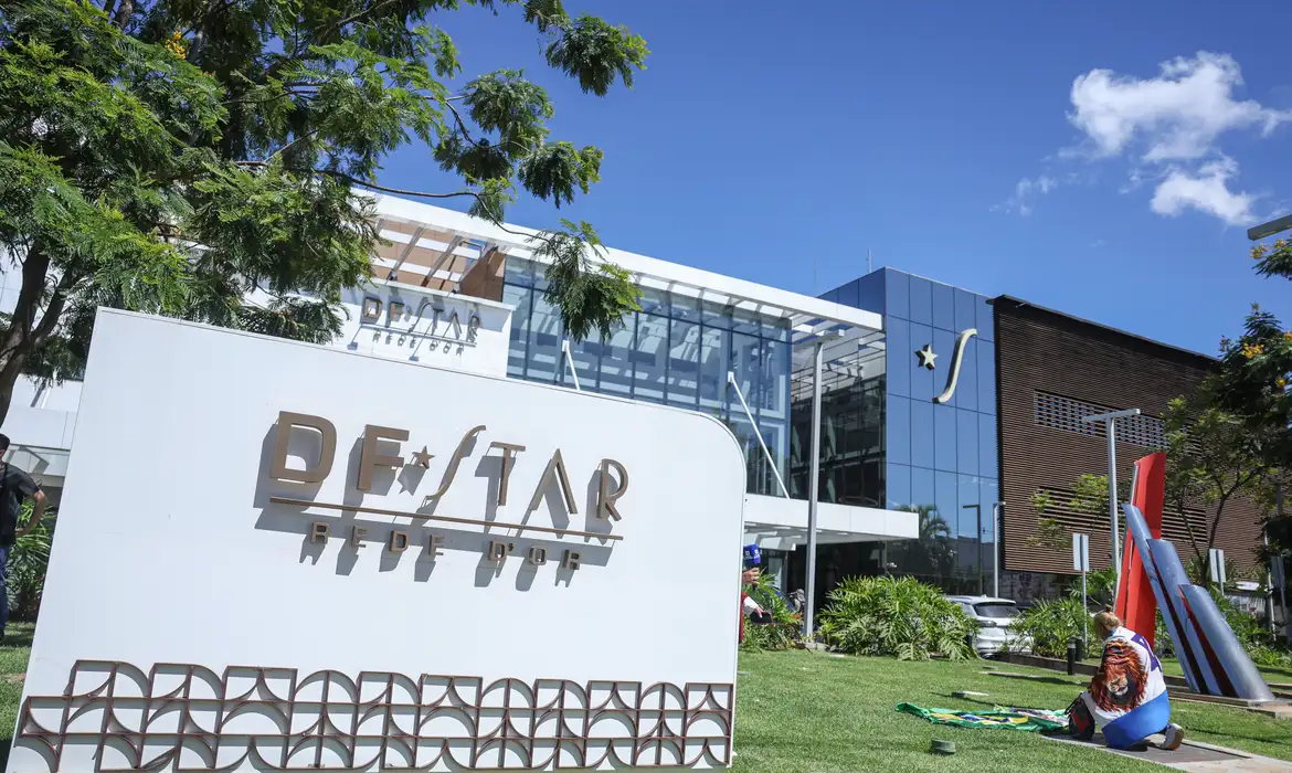 Bolsonaro segue internado em quadro estável após cirurgia no ombro