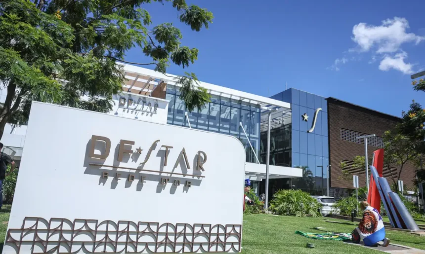 Bolsonaro apresenta boa evolução após cirurgia no ombro e segue internado