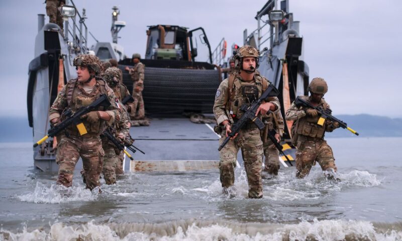 Marinhas do Brasil e da França realizam exercício anfíbio na Ilha da Marambaia