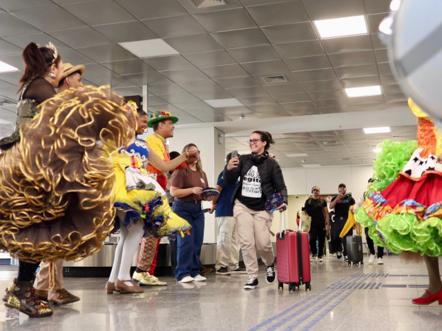 turistas s o recebidos com tradi o junina no aeroporto de ar 20260529
