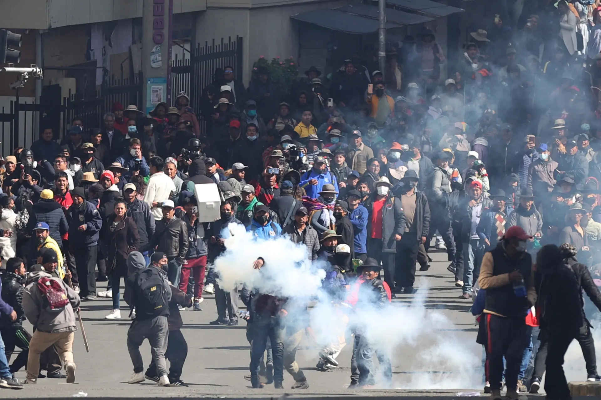 bol via aprova lei de estado de s tio para conter protestos 20260605