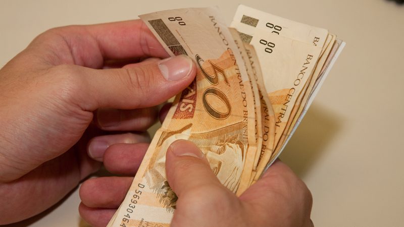 brasileiro trabalhou 150 dias s para pagar imposto em 2026 20260606