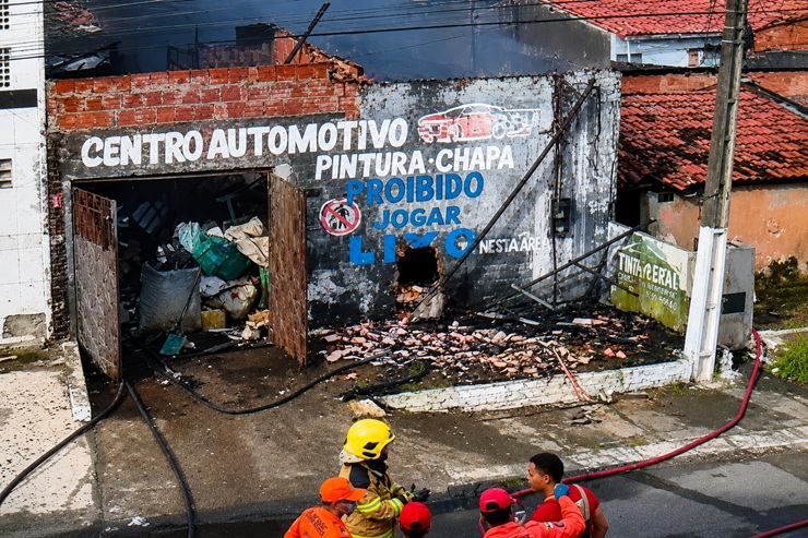 fogo em dep sito de recicl veis amea a casas no bairro am ri 20260611