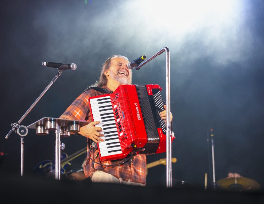 forr e sertanejo marcam a oitava noite do forr caju na pra a 20260627