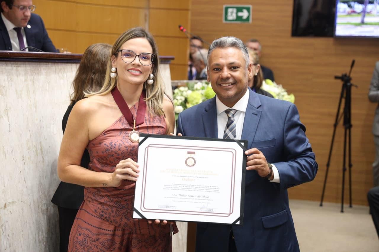 ibrain de valmir entrega medalha do m rito a ana dulce souza 20260604