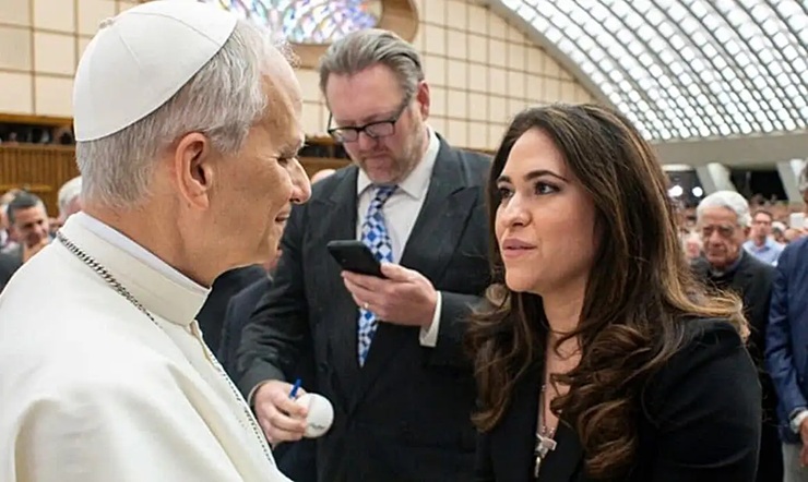 papa nomeia mulher para liderar departamento de comunica es 20260602
