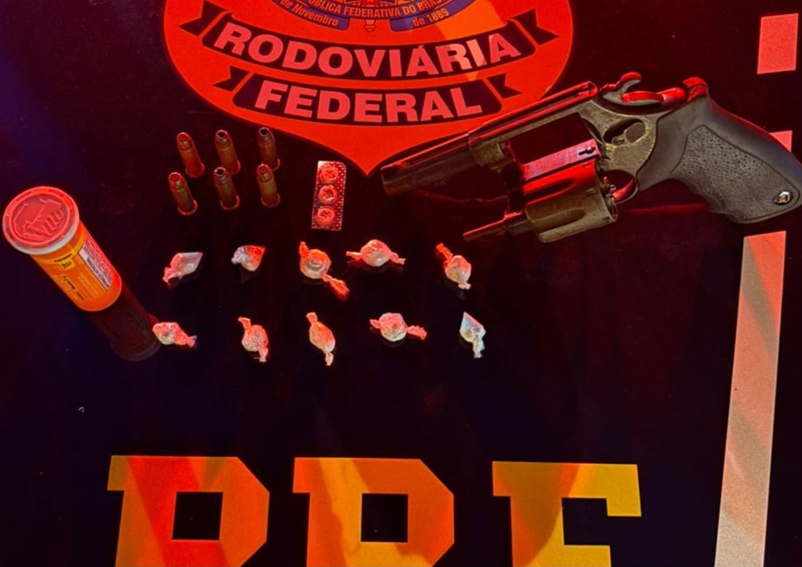 prf flagra casal tentando esconder arma e drogas na br 101 e 20260625