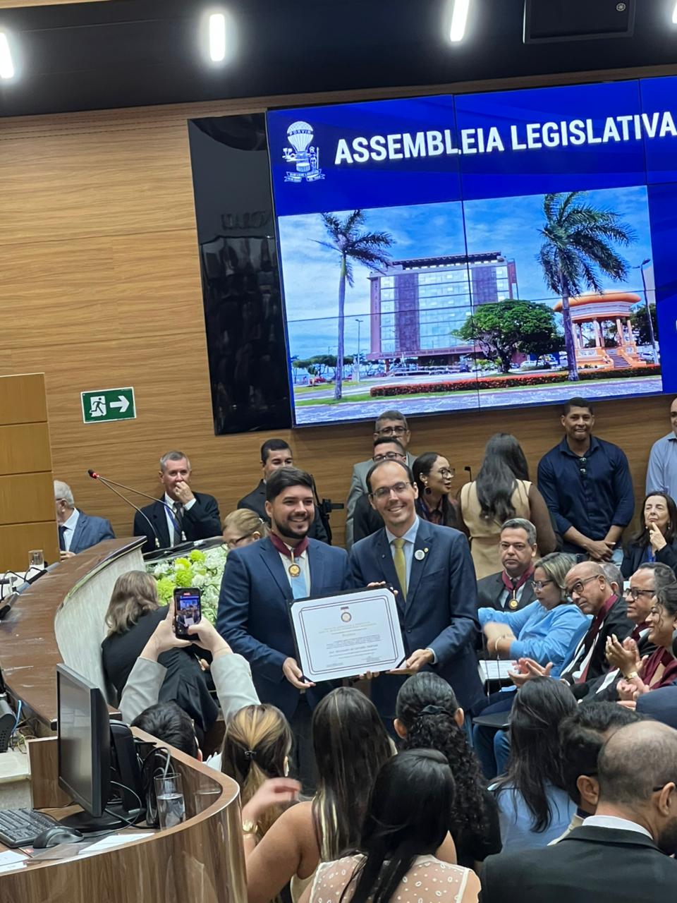 sanddro carvalho recebe medalha jo o de barros filho na ales 20260603