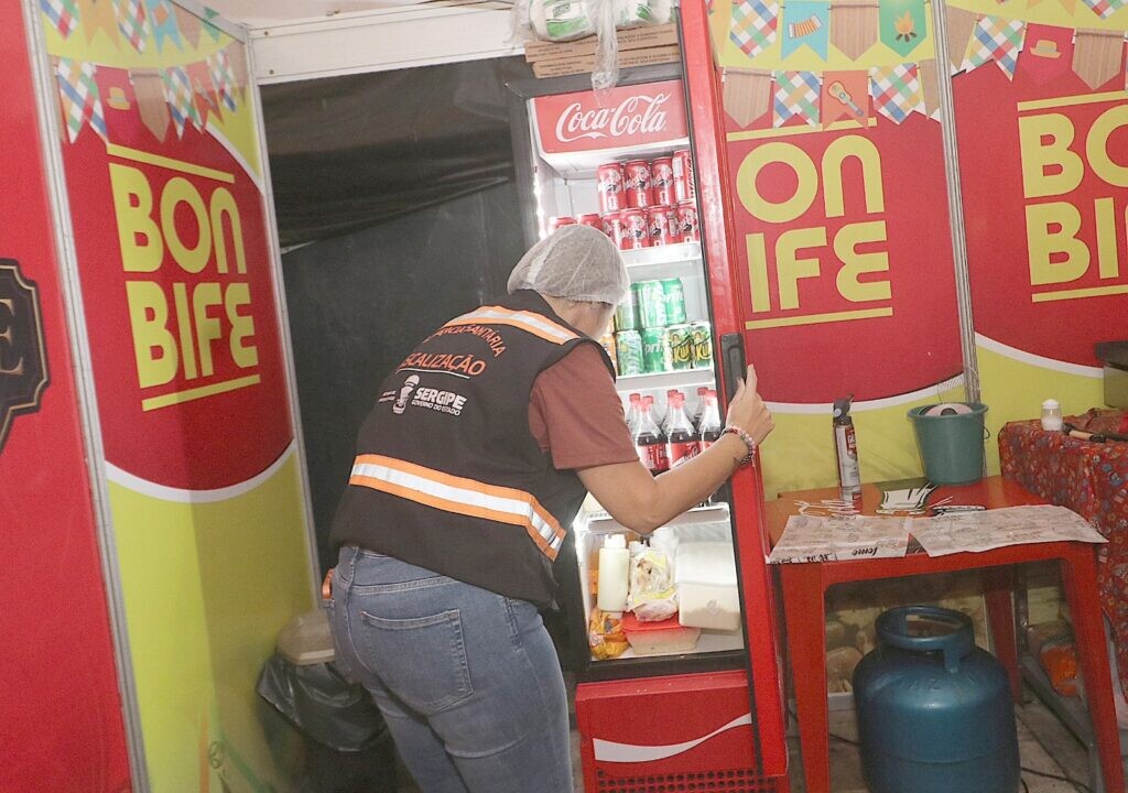 Vigilância Sanitária apreende bebidas clandestinas no Arraiá do Povo 2026 6 tmpmt34zdof