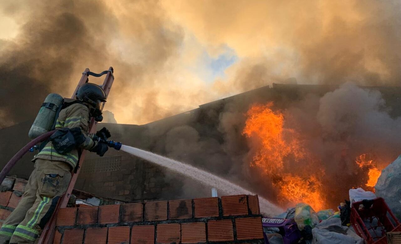 Bombeiros combatem incêndio em área de reciclagem no bairro América 2