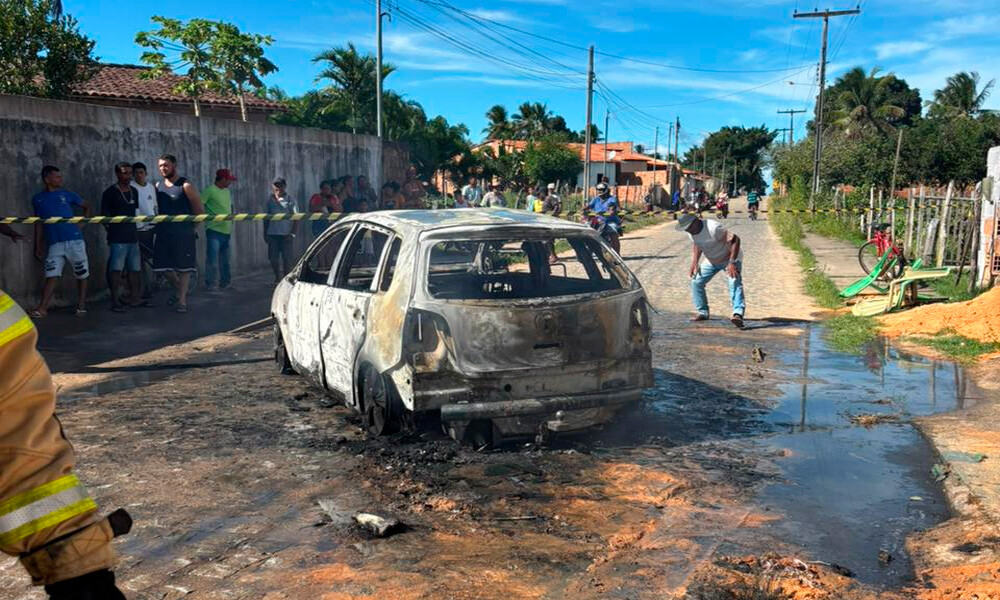 Veículo é consumido por chamas em garagem de casa em Boquim, Sergipe 2