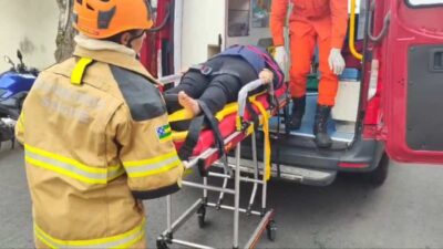 Airbag trava saída e bombeiros resgatam motorista após capotamento