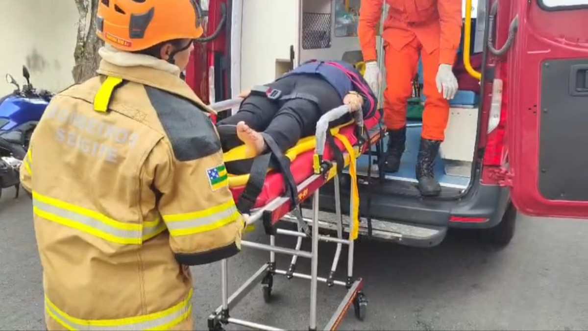 Airbag trava saída e bombeiros resgatam motorista após capotamento