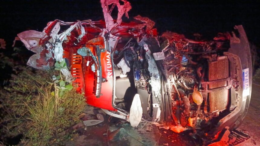 Ambulância do Samu capota após desviar de animal e deixa dois mortos