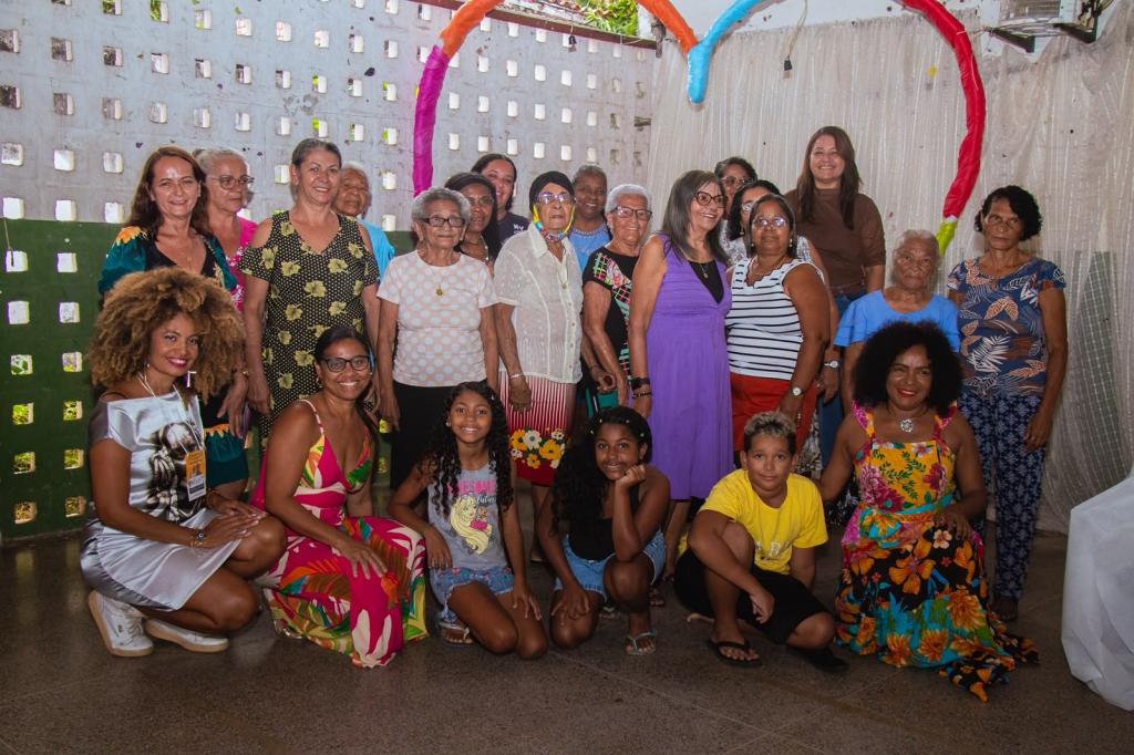Cras João de Oliveira Sobral celebra Dia dos Avós com idosos