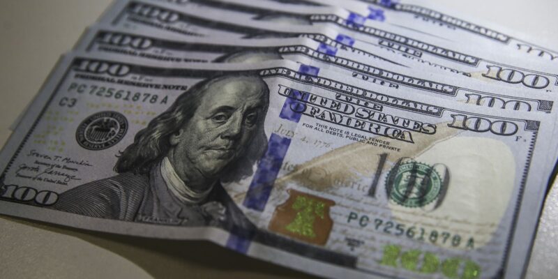 d lar recua ao menor n vel em tr s semanas e bolsa dispara 1 20260709