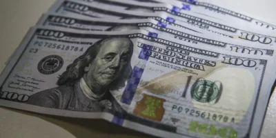 Dólar encerra em R$ 5,08, com leve queda semanal; Ibovespa recua 1,52%