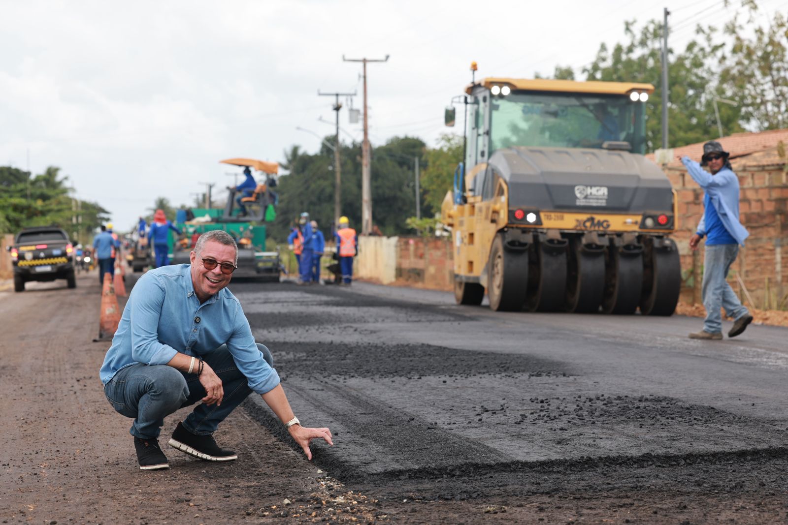 Sergipe tem 418 promessas de campanha concluídas, aponta balanço da gestão 2 Fábio Mitidieri acompanha serviço de pavimentação asfáltica em rodovia sergipana