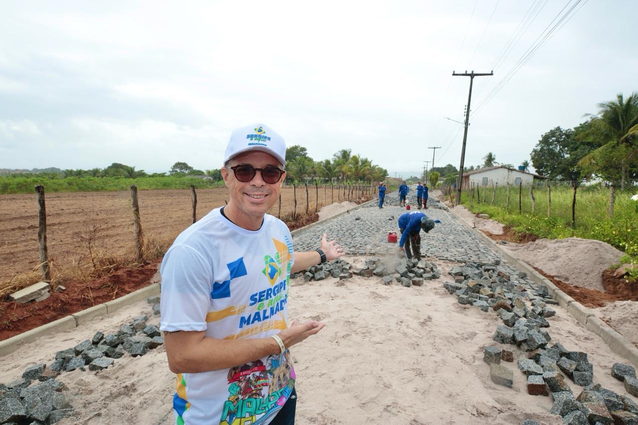 Sergipe tem 418 promessas de campanha concluídas, aponta balanço da gestão 3 Governador Fábio Mitidieri visita obra de calçamento em povoado de Sergipe