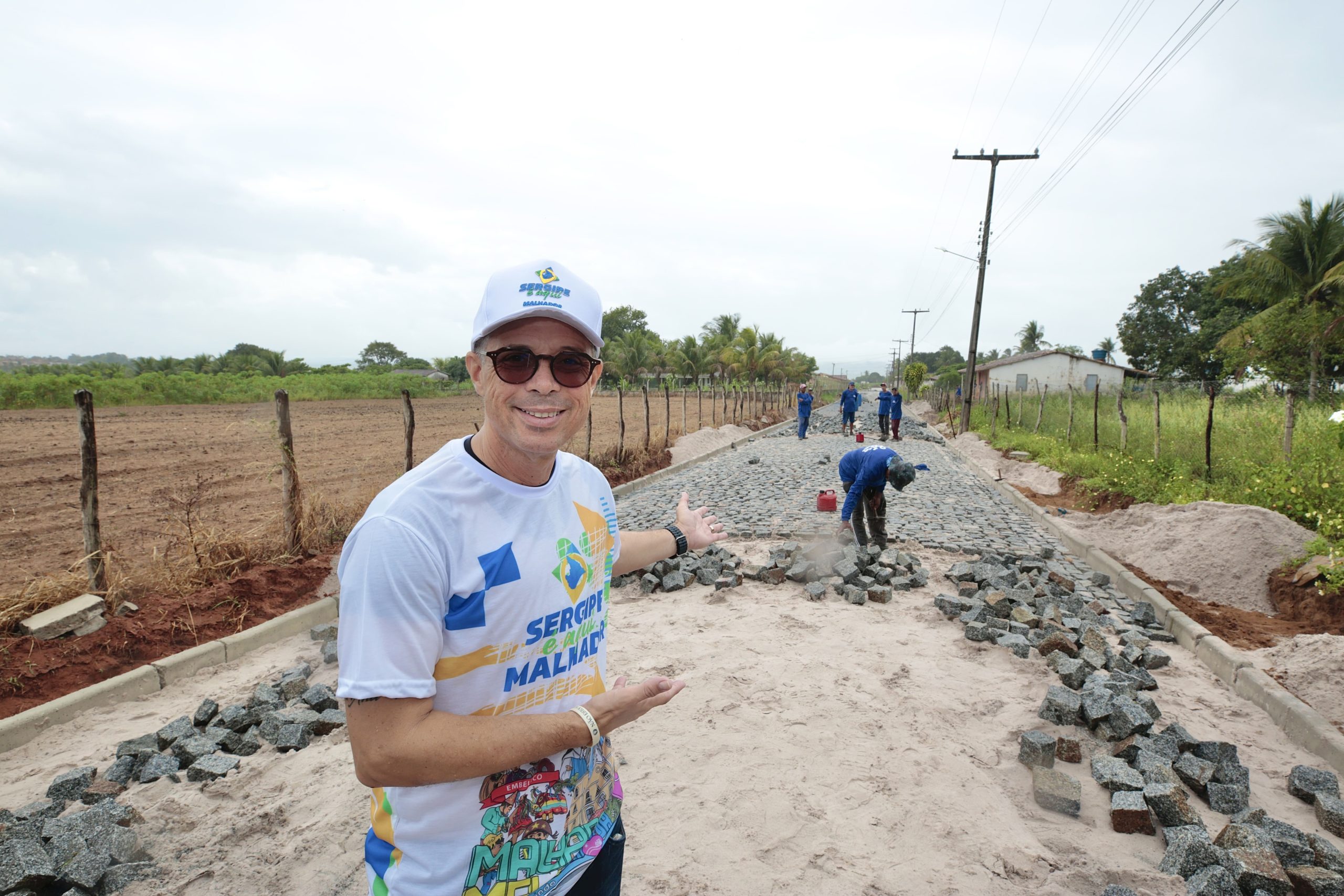Governador Fábio Mitidieri em obra de pavimentação no interior de Sergipe