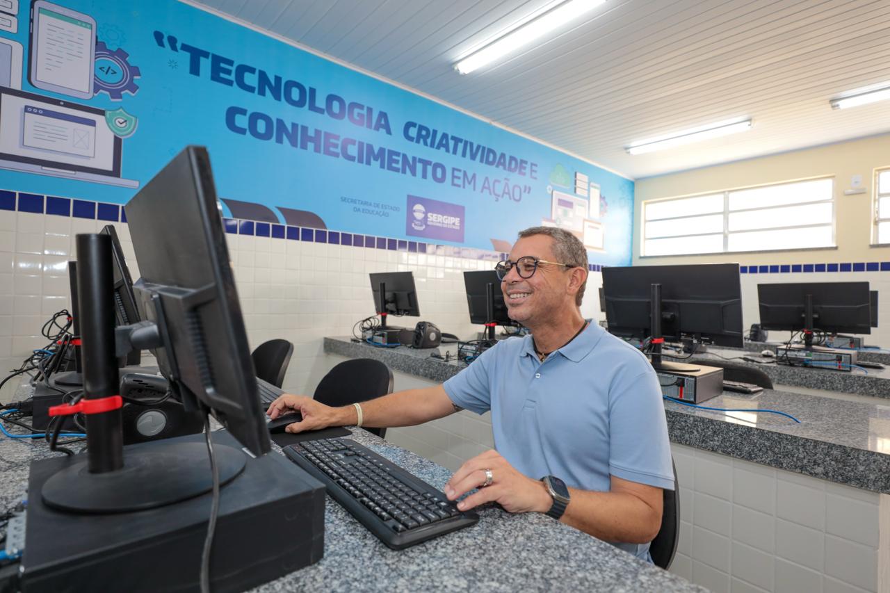 Sergipe tem 418 promessas de campanha concluídas, aponta balanço da gestão 4 Fábio Mitidieri em laboratório de informática de escola da rede estadual de Sergipe