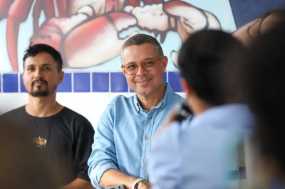 Governador Fábio Mitidieri durante visita a escola estadual em Sergipe