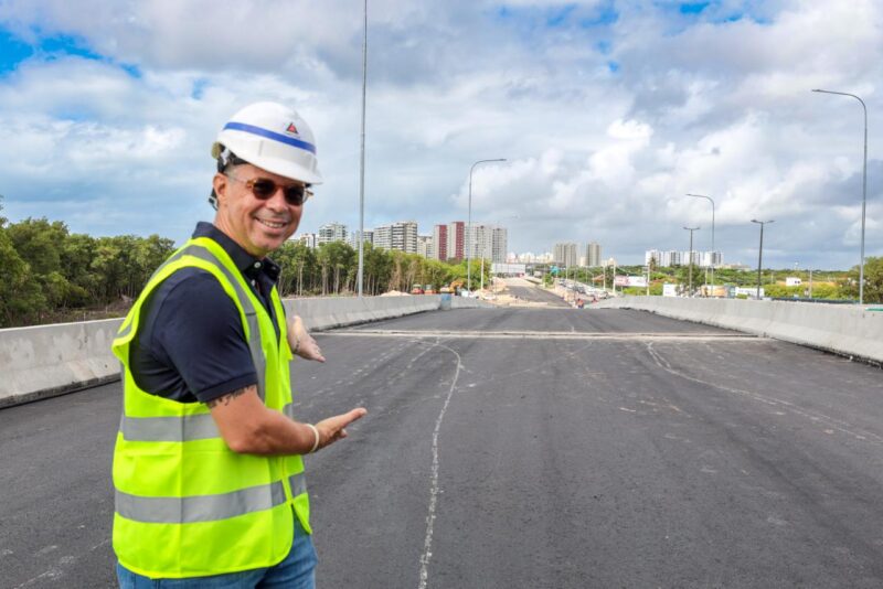 Governador Fábio Mitidieri em obra de mobilidade urbana em Sergipe