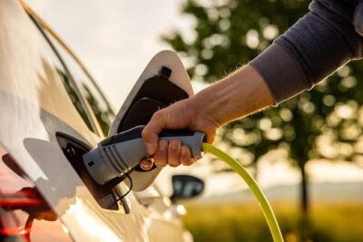 Lei assegura instalação de carregadores para veículos elétricos em condomínios de Sergipe