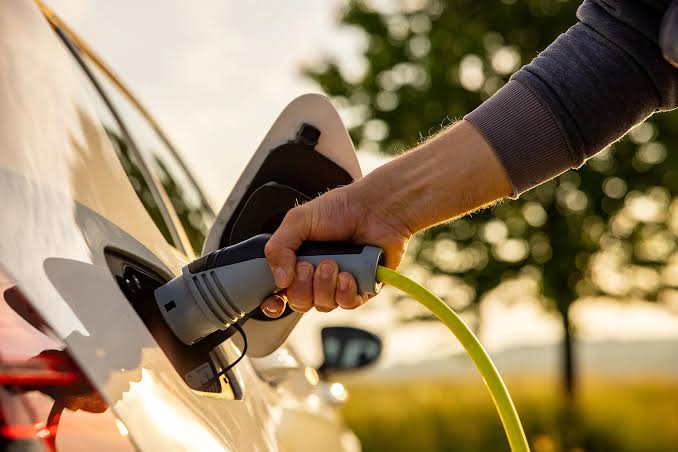 Lei assegura instalação de carregadores para veículos elétricos em condomínios de Sergipe