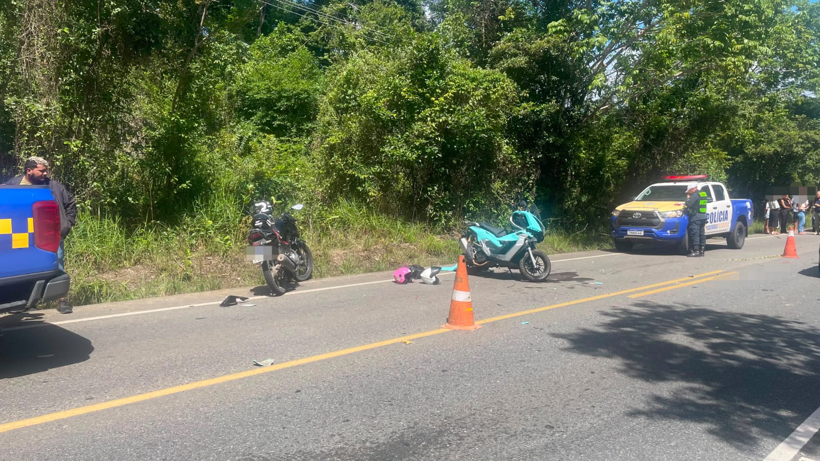 Mulher é ferida em colisão entre motos e carro na SE-065 em São Cristóvão