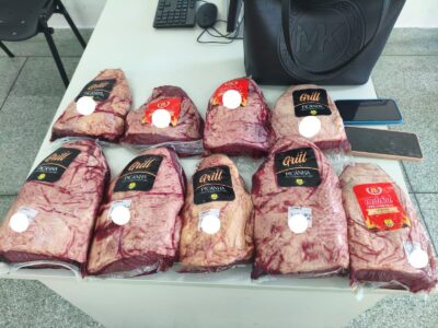 Mulher presa por suspeita de furto de picanha em Aracaju; comparsas fugiram
