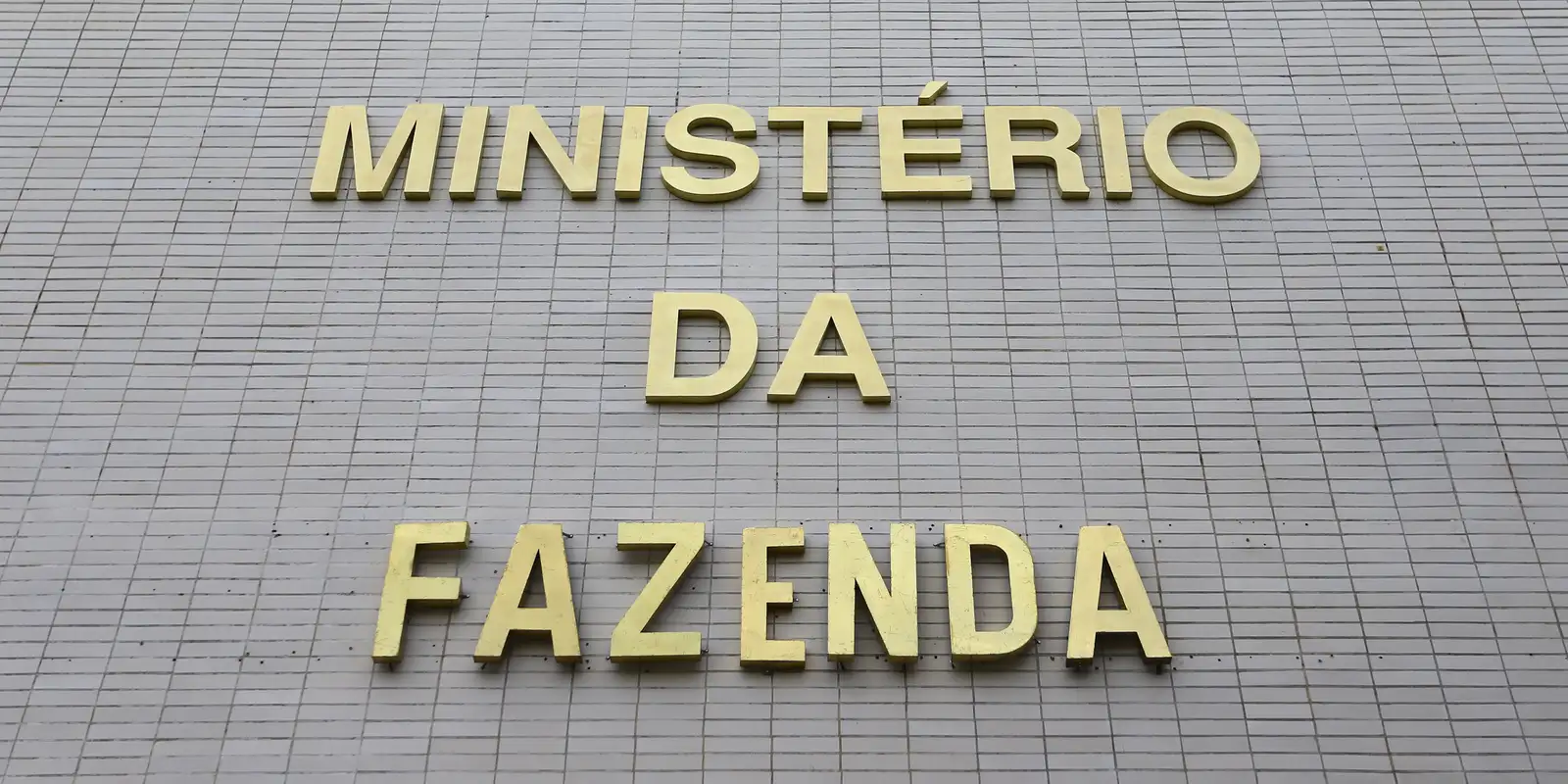 Previsão de déficit primário cai para R$ 52 bilhões com ajustes e precatórios