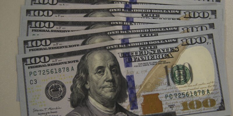 Real se valoriza e dólar cai a R$ 5,08 com juros altos e petróleo em alta