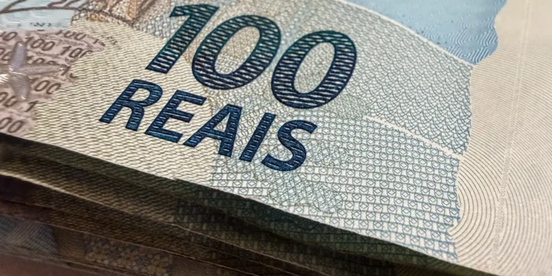 Real se valoriza e dólar cai ao menor nível em um mês