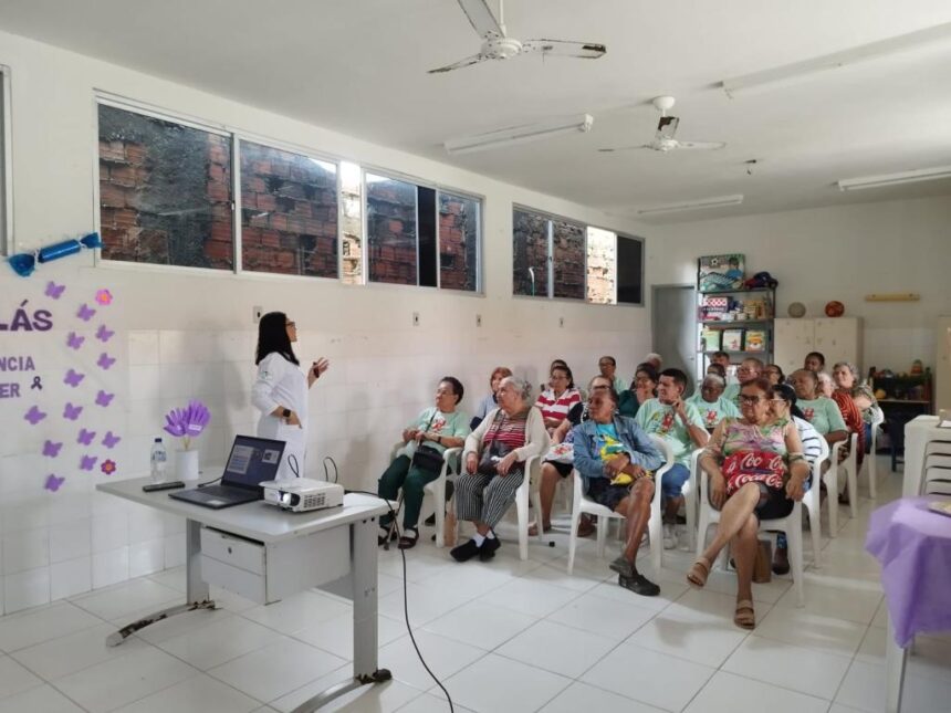 Agosto Lilás: Cras Jardim Esperança promove palestra para idosos